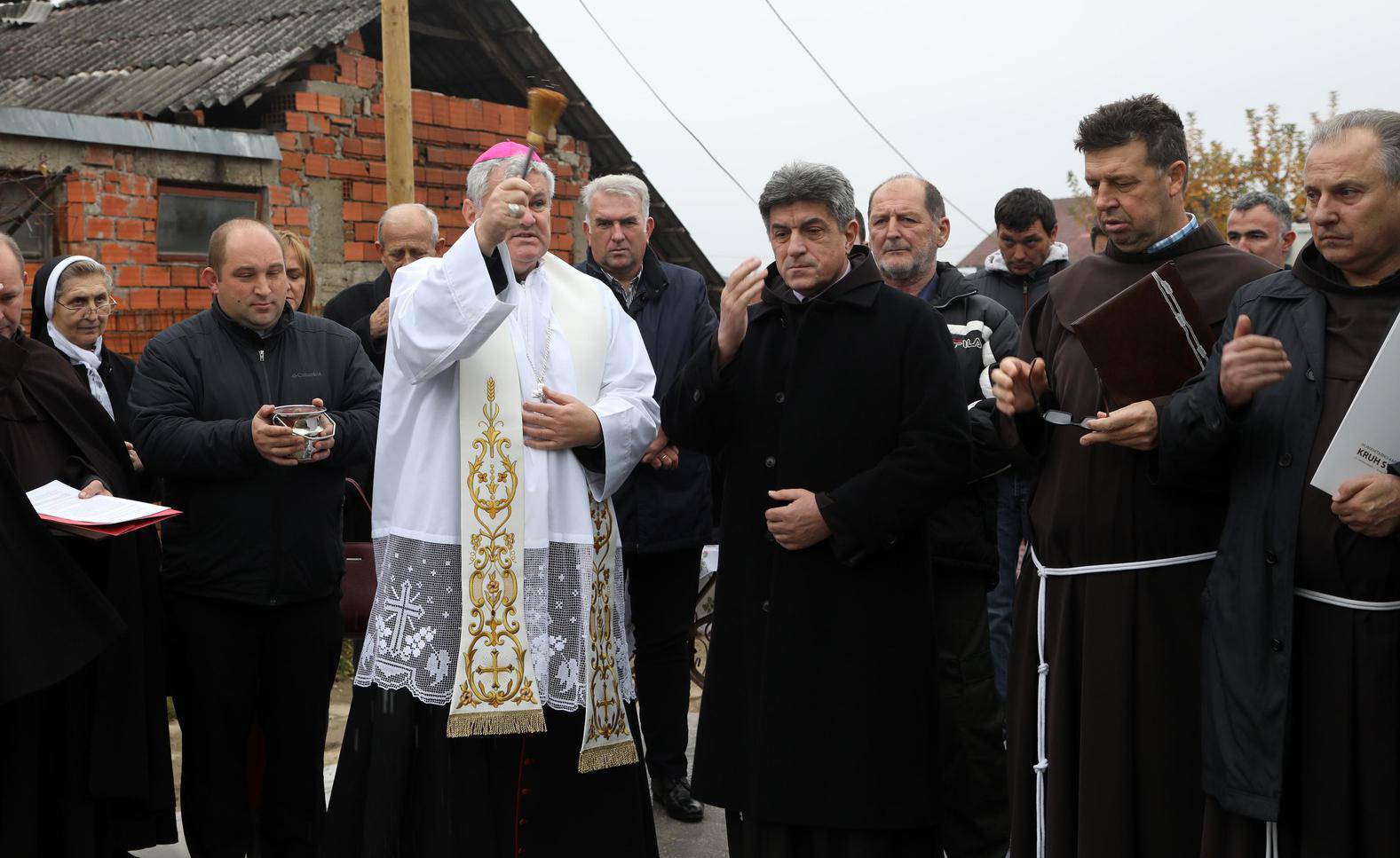 Dvije obitelji iz Petrinje dobit će novi dom: Franjevci skupili 1,35 milijuna kuna i započeli gradnju