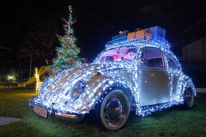 Iza dječjeg igrališta u Zagrebu pažnju plijeni vesela VW buba