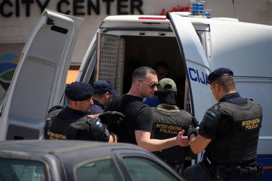 Pula: Novi pokušaj deložacije iz Porečanke, na policiju bačen suzavac, uhićeno nekoliko ljudi