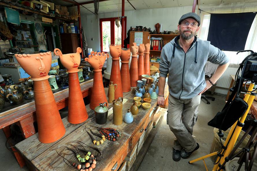 'Posude koje radim od blata iz Baranje traju i po 200 godina'