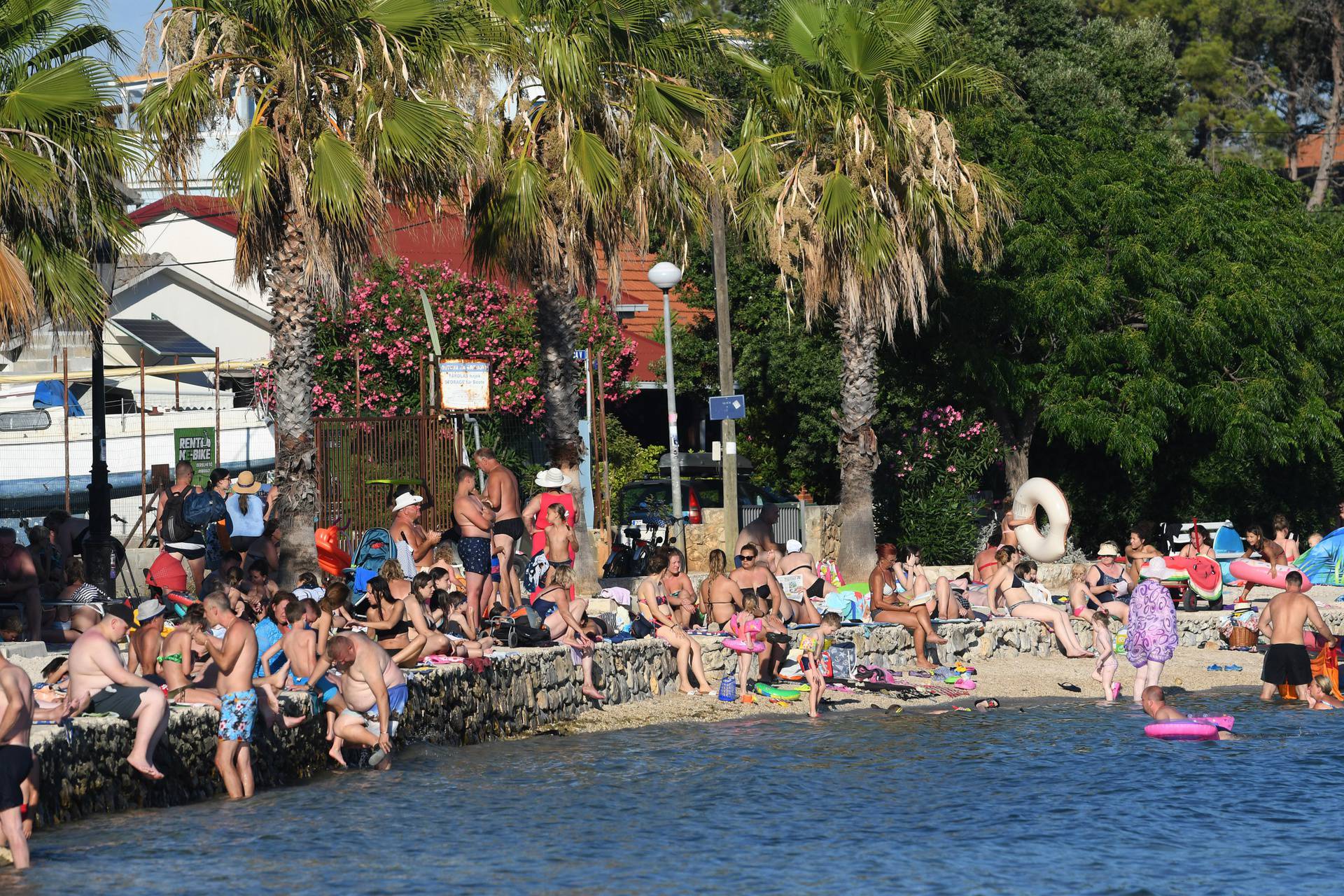 Popunjene plaže na otoku Viru ne odaju dojam da je turistička sezona oslabila