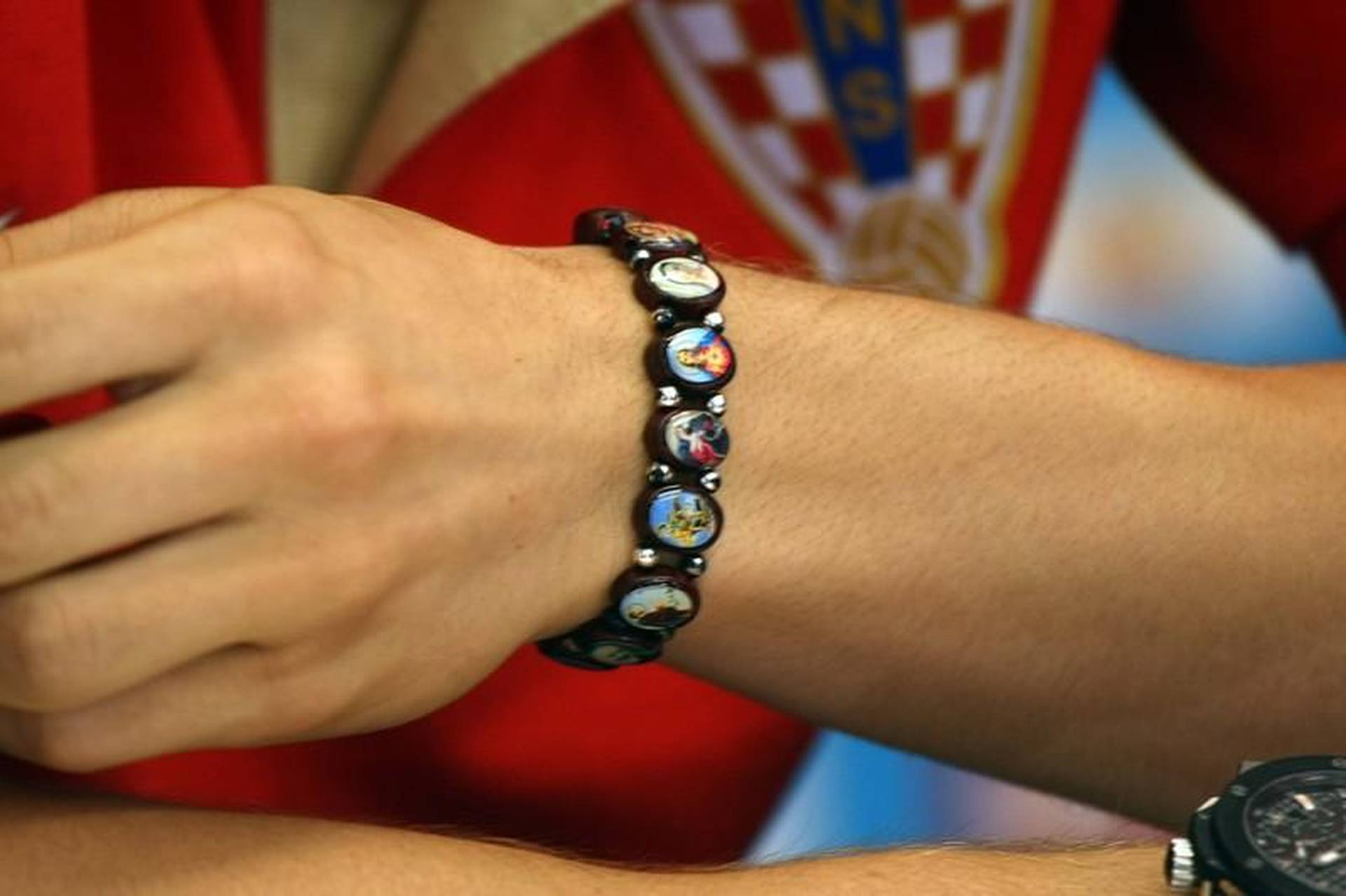 Is it common to wear cross necklaces or other religious jewellery in your country? r/AskEurope