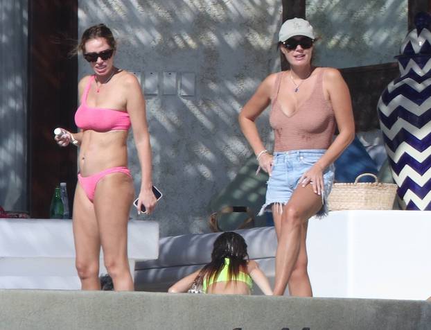 *PREMIUM-EXCLUSIVE*  Sisters Tamara Ecclestone and Petra Ecclestone enjoy a day of tanning during their sun-kissed holiday in Mexico
