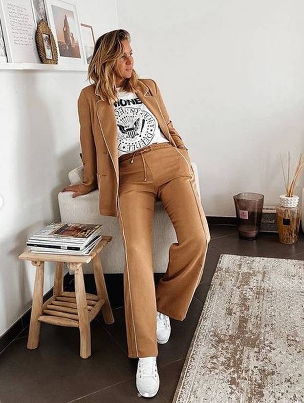 Belgijanka Aurelie Van Daelen ima super poslovni look - bijela majica plus udobno bež odijelo