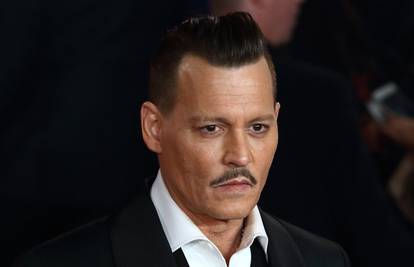 Johnny Depp je pijan u klubu prijatelju plaćao da ga udara