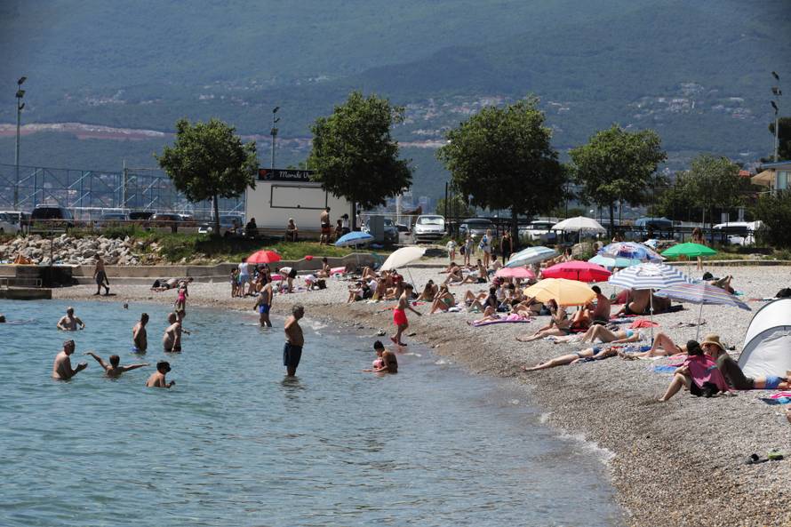 Rijeka: Kupači na gradskoj plaži na Kantridi.