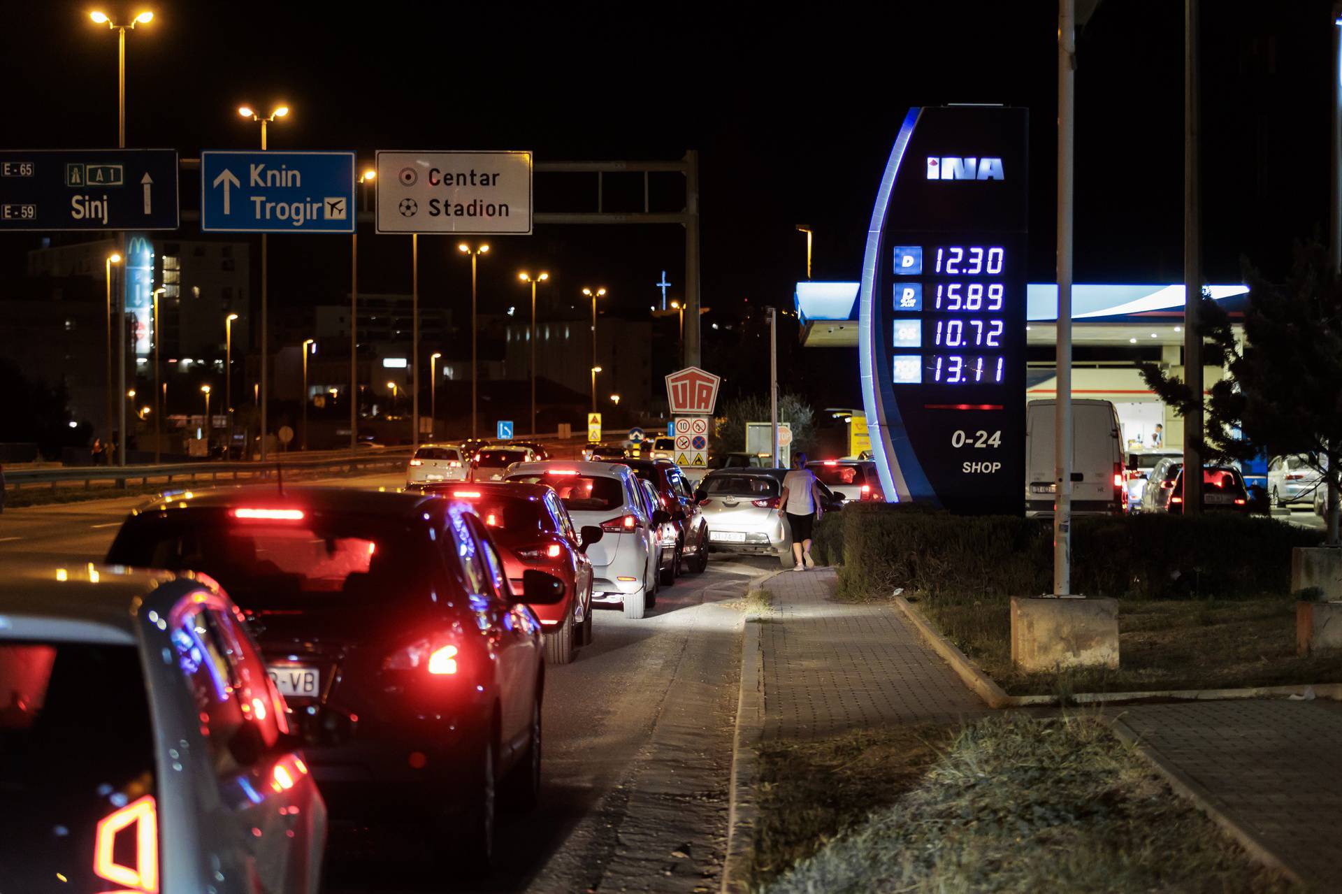 Gužve na benzinskim postajama uoči sutrašnjeg porasta cijena goriva