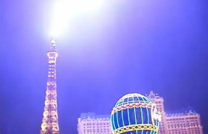 SAD: Munja udarila u vrh hotela Eifel u Las Vegasu