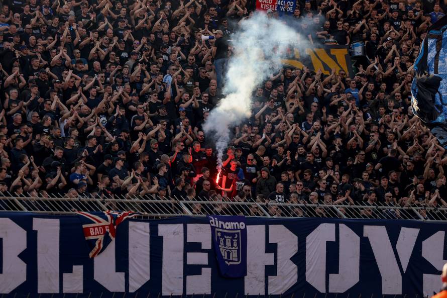 Split: Navijači na tribinama prate utakmicu Hajduk - Dinamo 