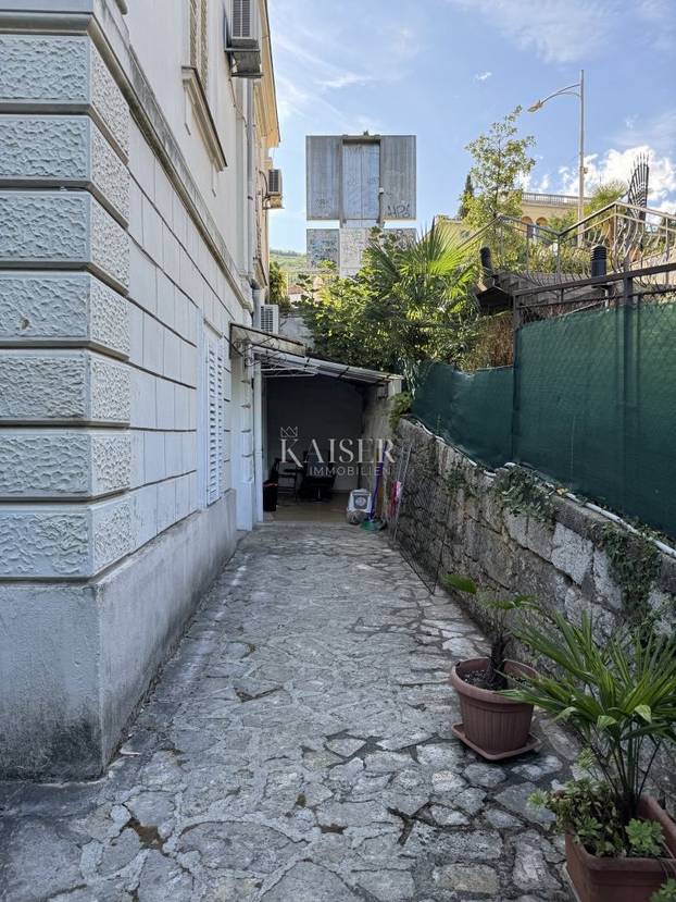 FOTO U Opatiji 13 kvadrata u suterenu prodaju za 129.000 €! Krevet je u kuhinji, a tu je i wc