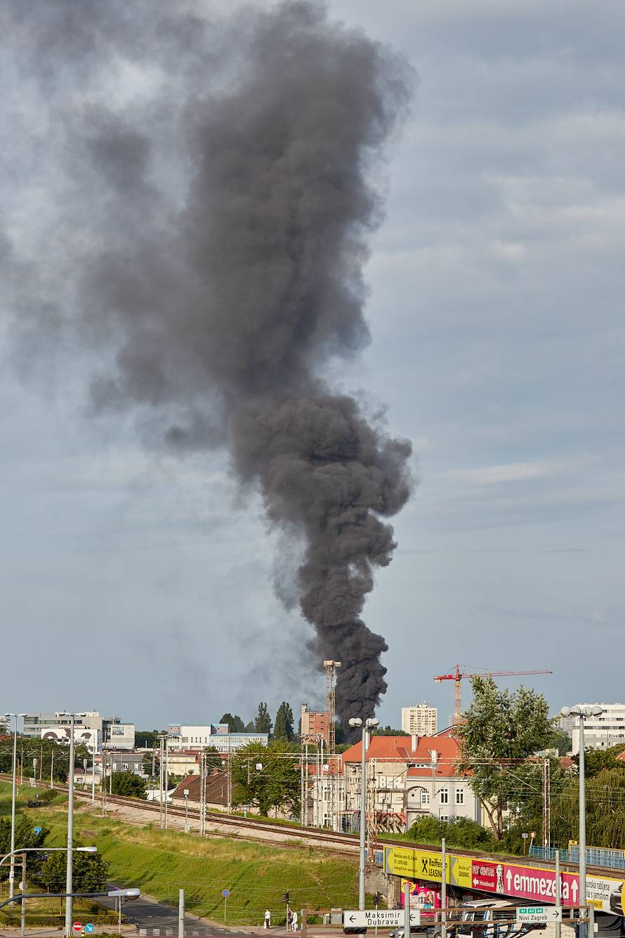 Požar u 'Staroj Zagrepčanki': Nad gradom se nadvio crni dim