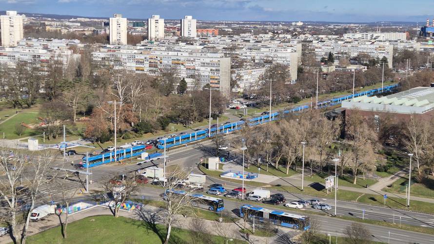 VIDEO Tramvajski kolaps u Zagrebu: 'Sudario se s autom, zastoj je već 45 minuta...'