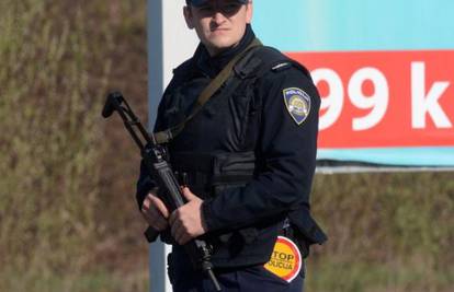 Policija u Sisku traži pljačkaša, naoružani kontroliraju građane