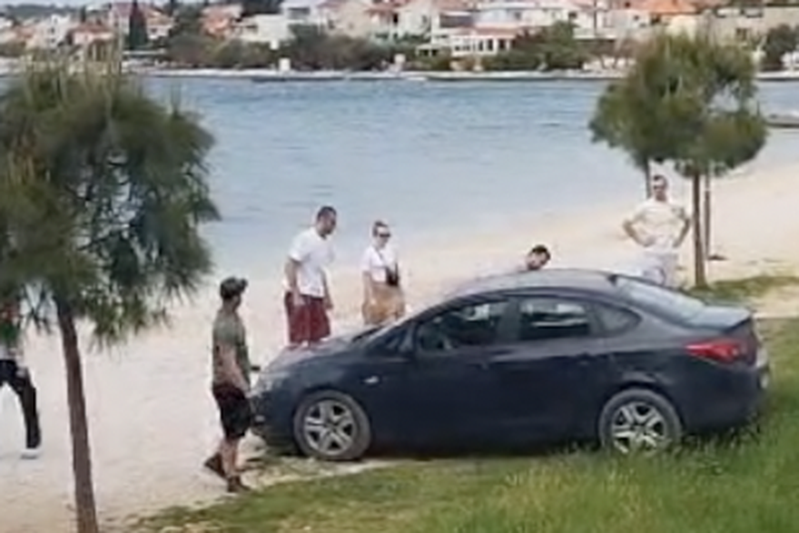 Prvotimci KK Zadar pomogli Poljaku da izvuče automobil
