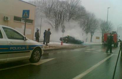 Putnici pobjegli iz auta koji im se zapalio u Vukovaru