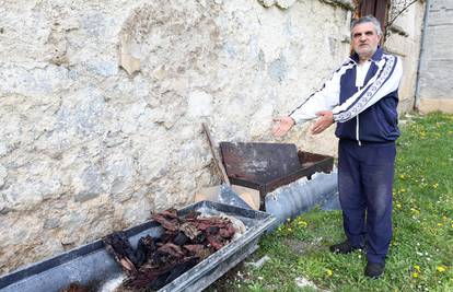 Izvadili mrtve, a lijesove bacili pokraj crkve: 'Ovo je sramota!'