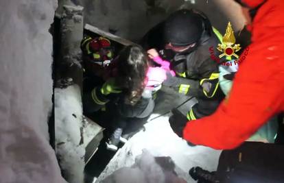 Još četiri osobe spašene su iz hotela koji je zatrpala lavina