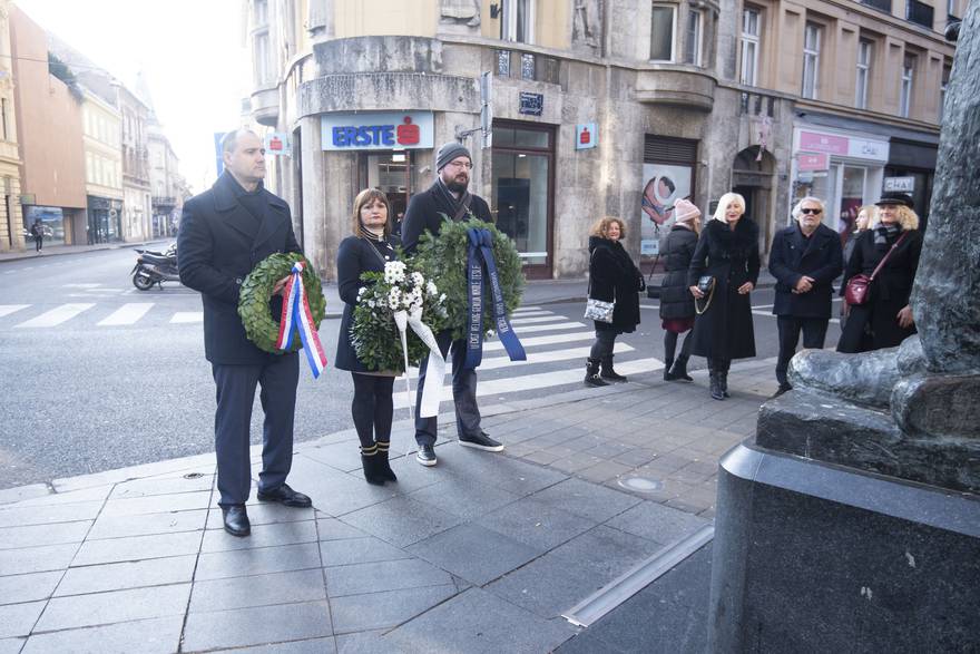 Zagreb: Polaganje vijenaca kod spomenika Nikoli Tesli povodom 80. godišnjice njegove smrti
