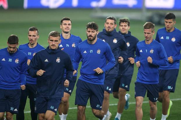 Trening nogometaša Dinama na stadionu Metalist u Harkivu