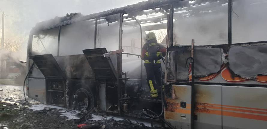 Video: 'Brzo, svi van!' Izgorio školski autobus kod Garešnice