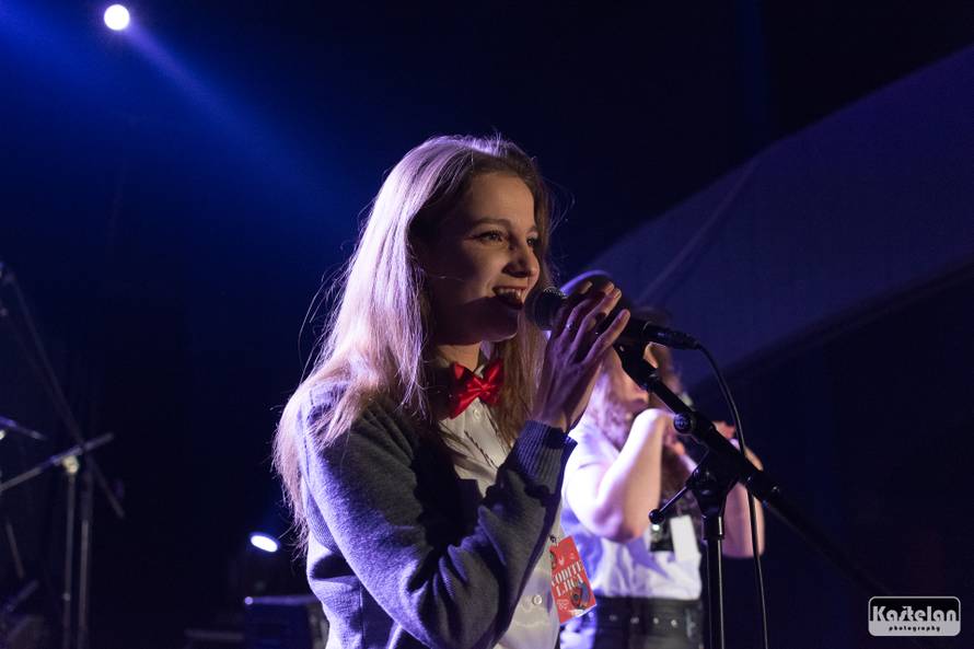 Vitasović je studenticu pozvao na stage pa su skupa zapjevali