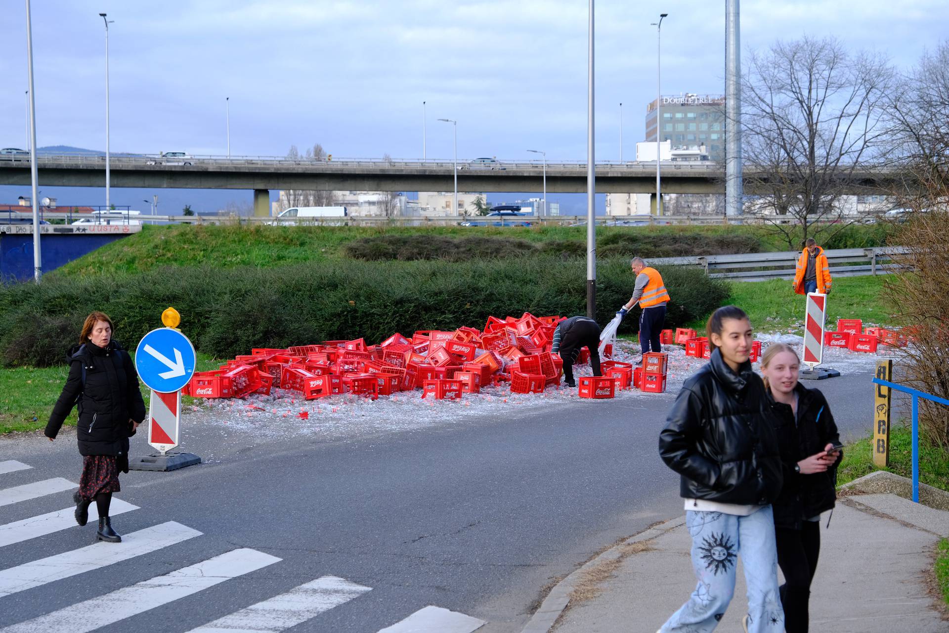 Zagreb: Iz kamiona ispale boce Coca-Cole 