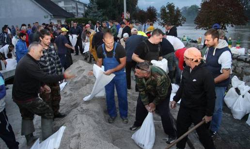 Val prolazi Karlovac, a vodena bujica putuje prema Sisku