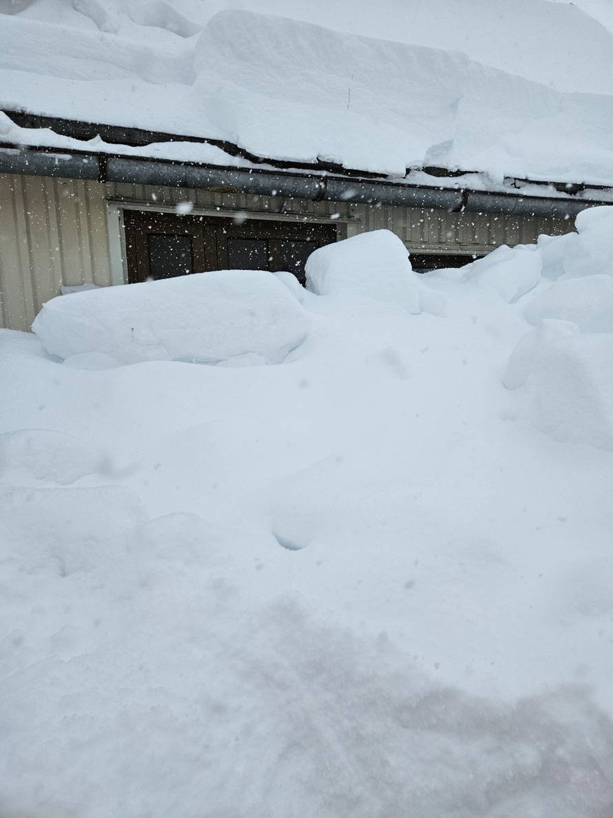 'Snijeg nam je prekrio i vrata i prozore, nema ga više ovoliko ni zimi. Samo da krovovi izdrže'