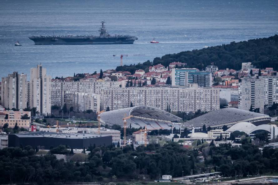 Kozjak: Pogled s Kozjaka na Split i najveći ratni brod na svijetu USS Gerald Ford