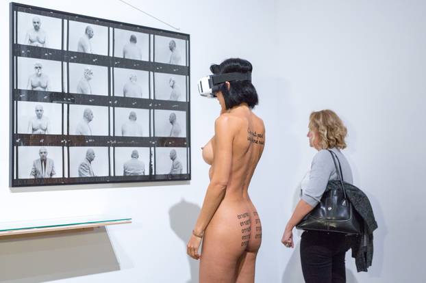 Rijeka: Performerica Milo Moire gola predvodila  okupljenu publiku do nove zgrade MMSU