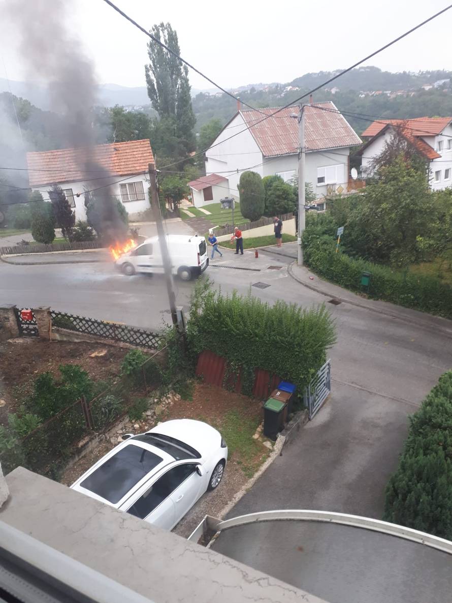 Zapalio se kombi u Zagrebu, stanari ulice pomogli u gašenju
