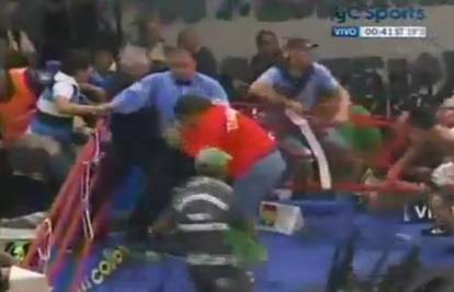 Neviđeni kaos na boksačkom meču: Masovna 'šora' u ringu