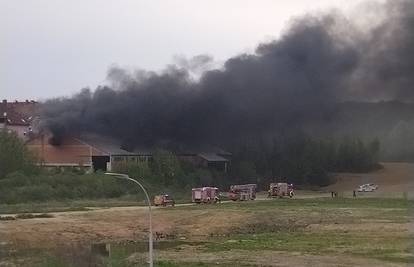 VIDEO Crni dim u Sesvetama. Buknuo požar u napuštenoj zgradi: 'Čuli smo pucnjeve'