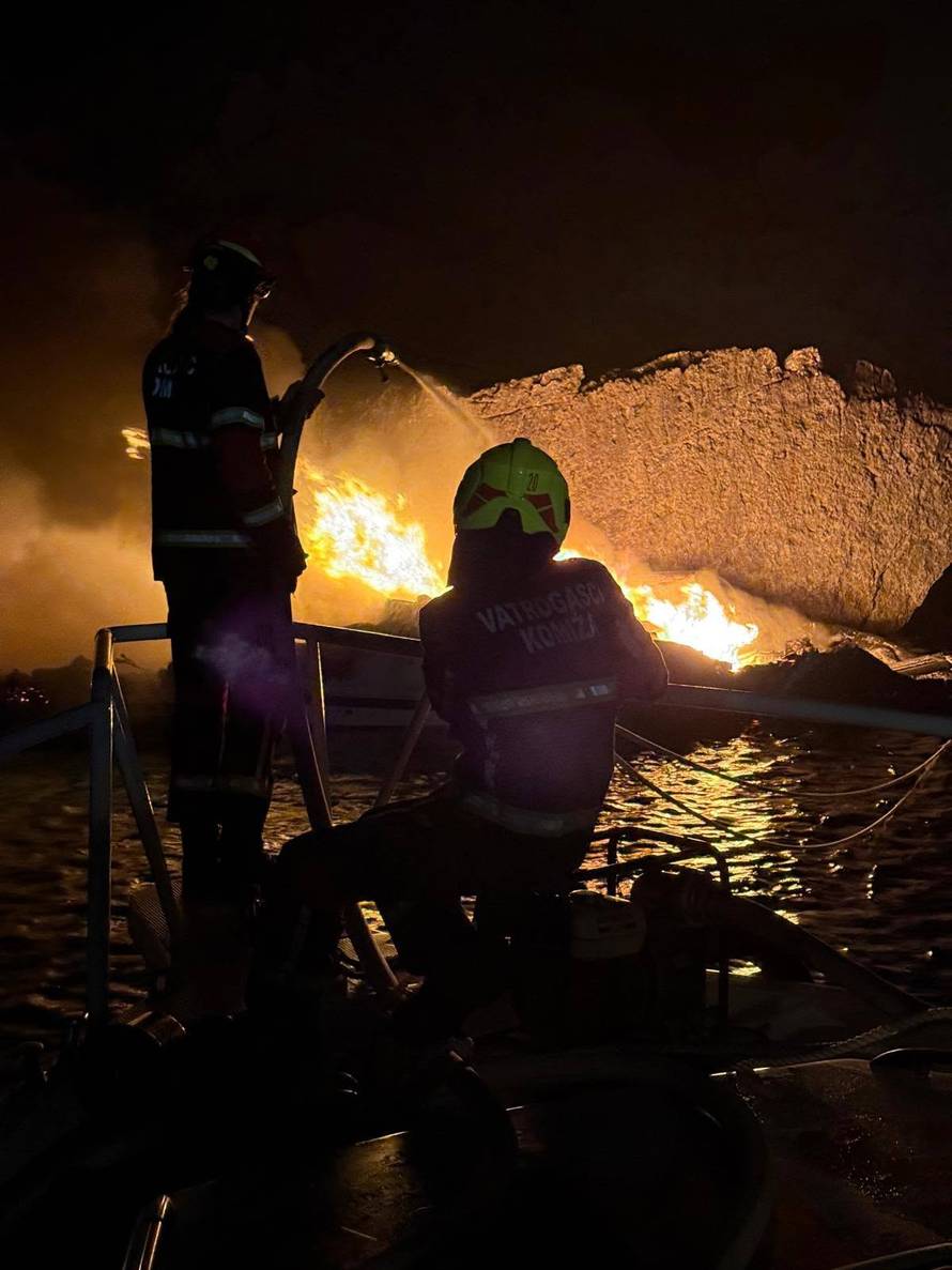 FOTO Izgorjela jahta u Komiži