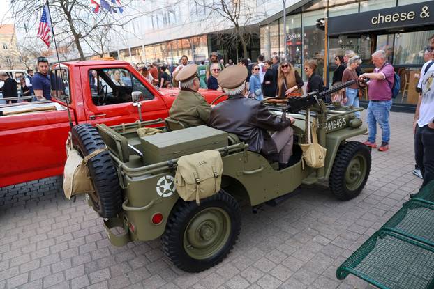 Zagreb: Vladimir Štarkelj iz Old timer kluba Turopolje prava je atrakcija sa svojim ratnim vozilom