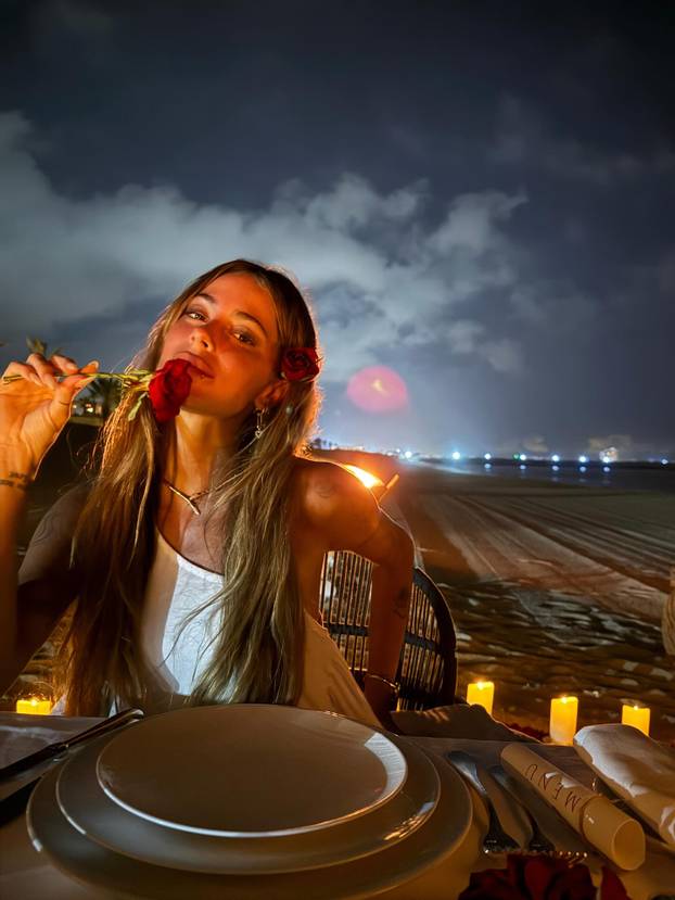 Svjetski prvak ljubi atraktivnu pjevačicu. Uskoro će se vjenčati