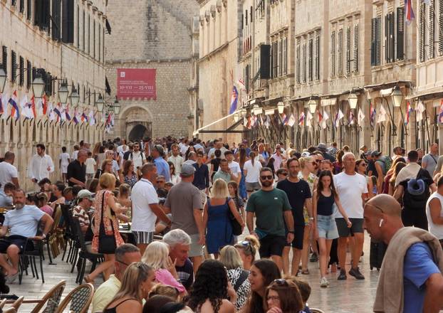 Dubrovnik ljeti, tisuće posjetitelja, ali i bogata ponuda za svakoga