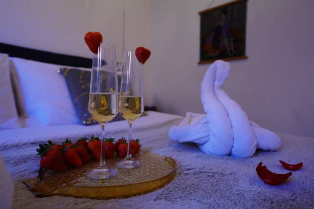 FOTO Stan u Zadru uređen je kao set iz filmova za odrasle: Evo koliko stoji noćenje