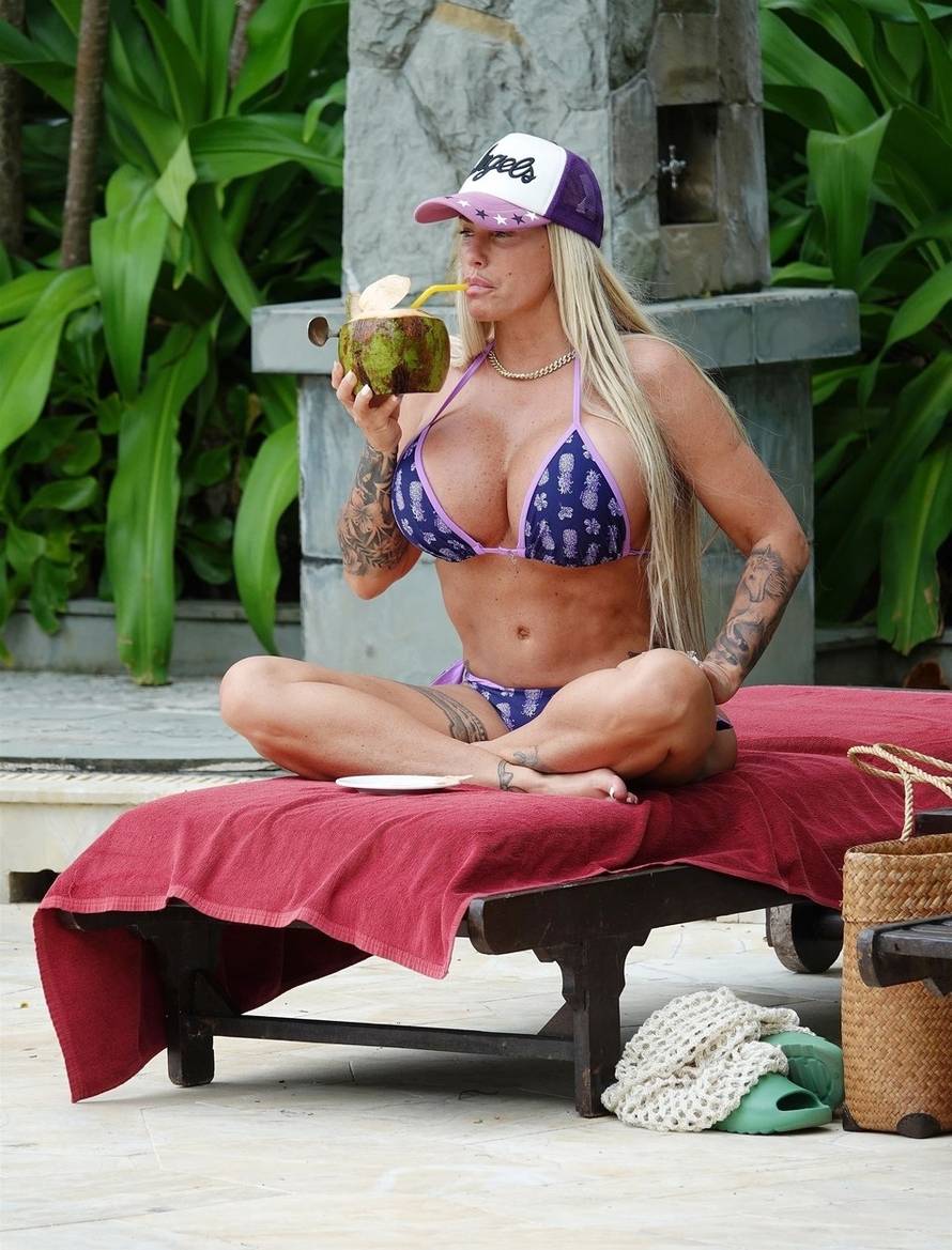Najpoznatija britanska starleta jedva uvukla grudi u bikini, a dosada ih je operirala 13 puta