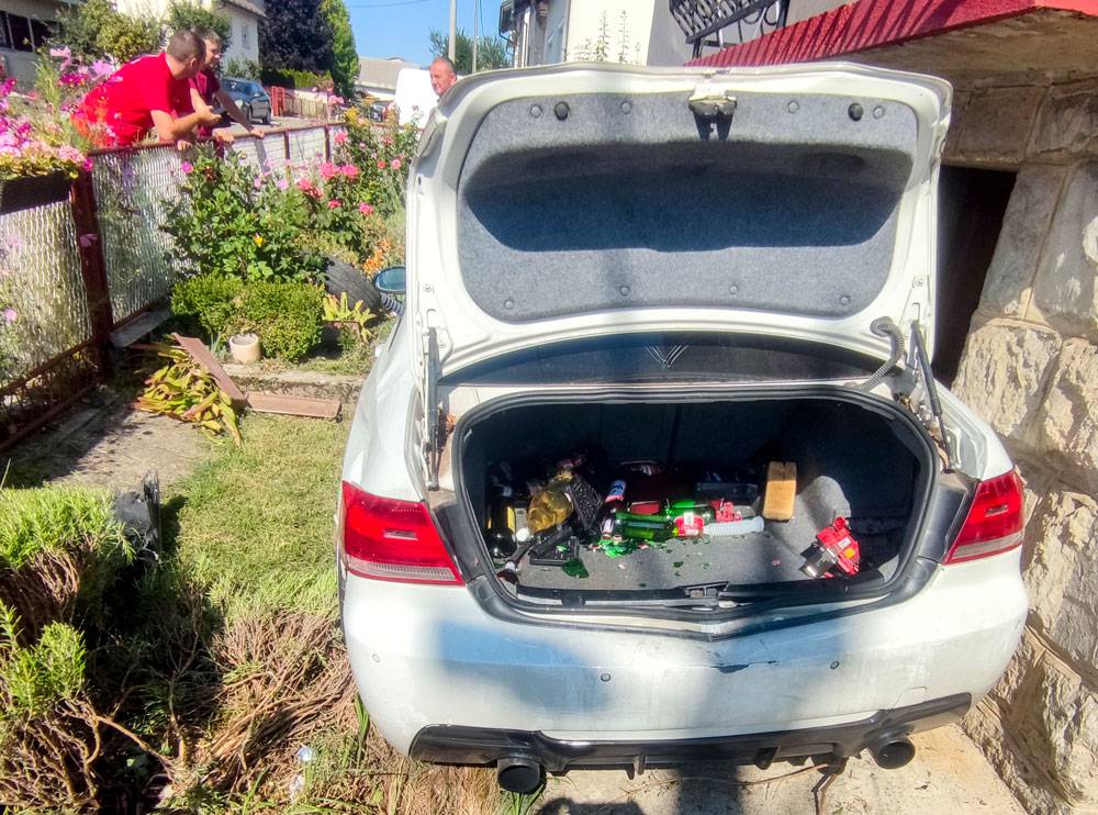 FOTO BMW-om uletio u dvorište kuće nakon sudara u Gospiću. Dvoje ljudi ozlijeđeno u nesreći