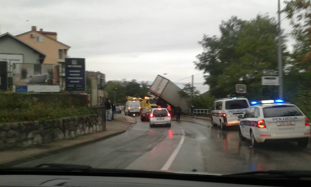 Kamion sletio s ceste i popeo se na ogradu trgovačkog centra