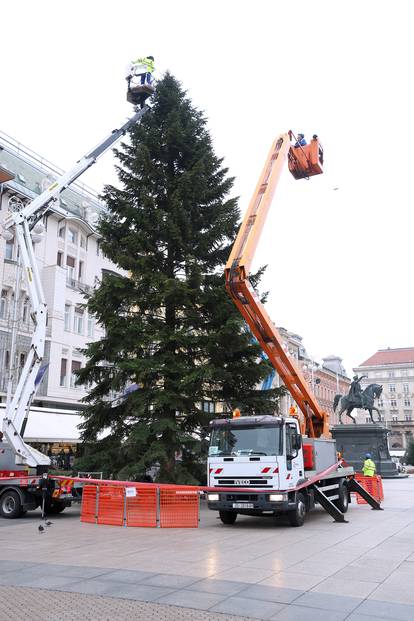 FOTO Pripreme za zagrebački Advent u punom jeku: Bor od 16 metara dobio je kuglice i ukrase