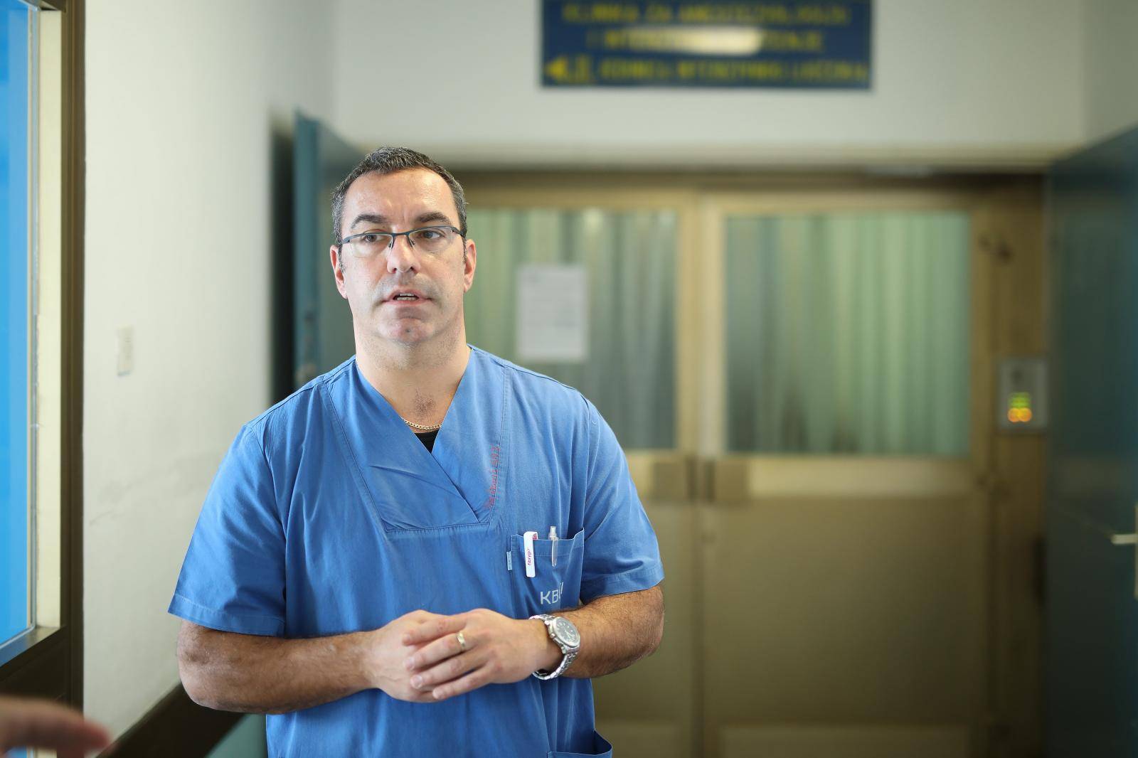 Predstojnik klinike u Rijeci  Alen Protić dao izjavu za medije o stanju propucanog migranta