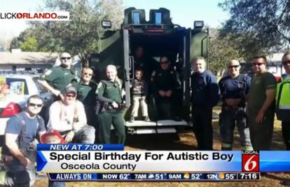 Iznenađenje: Na rođendan mu došli vatrogasci i specijalci