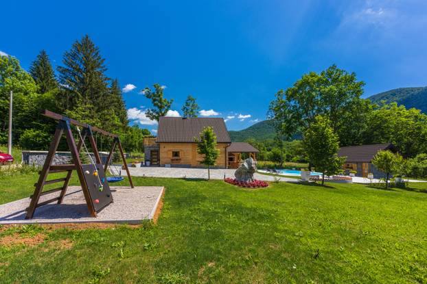 FOTO Kuću za odmor Mali Medo kod rodnog sela Nikole Tesle u Lici okružuje pravi prirodni raj