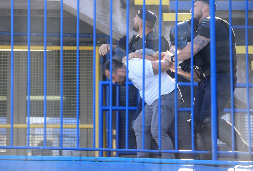 Policija privodi navijače na utakmici između Dinama i Hajduka