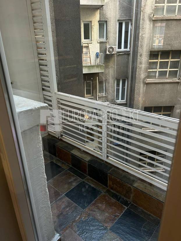 FOTO Zlatna tuš kabina, telefon kraj WC-a! Ovaj stan iznajmljuju na Trgu u Zagrebu. I cijena je hit