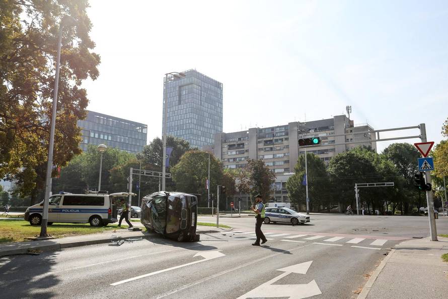 Zagreb: Prometna nesreÄa na kriÅ¾anju Vukovarske i Koranske ulice, auto zavrÅ¡io na krovu