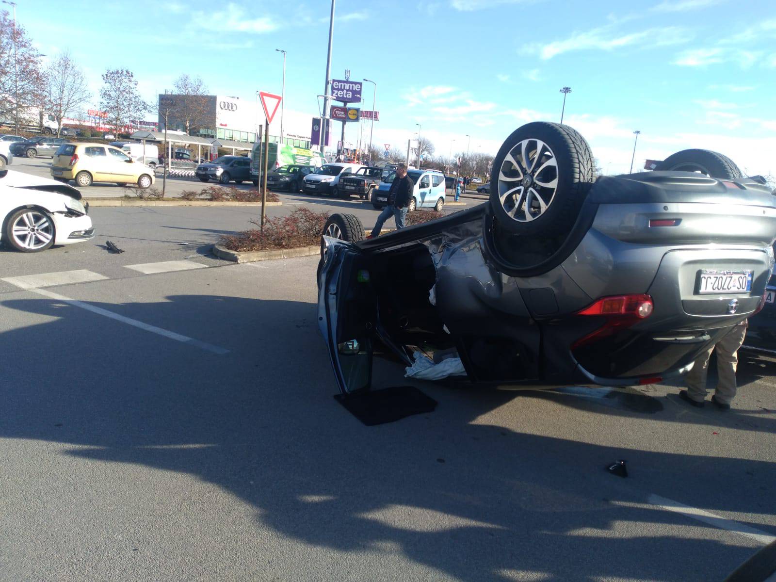 Završio na krovu: Sudarila se dva automobila na parkiralištu