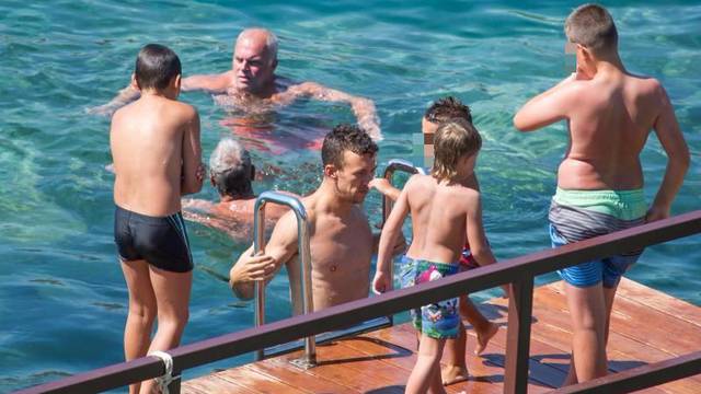 Ljetovanje u Dubrovniku: Ivan Perišić s obitelji na kupanju